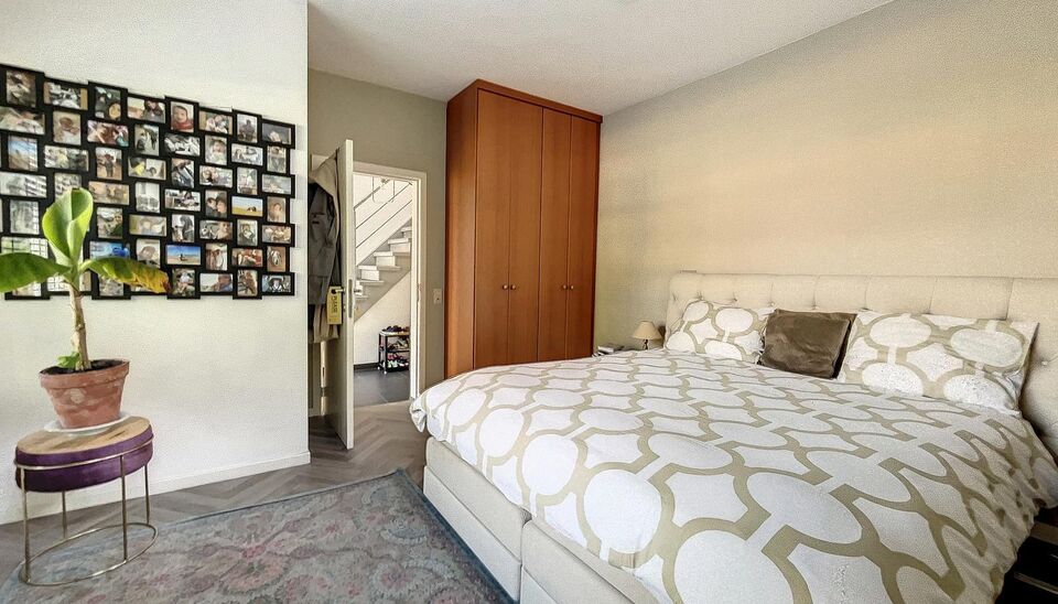 Instapklare villa met vier slaapkamers en een zonnige tuin, gelegen op een gunstige locatie te Vriesdonk.
Via de inkomhal met afzonderlijk toilet en vestiaire betreedt u de woning. Apart bureauruimte (ca. 12 m&sup2;) met ingemaakte kasten. De ruime woon- en e