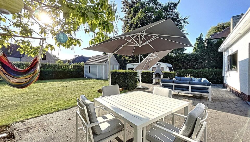 Instapklare villa met vier slaapkamers en een zonnige tuin, gelegen op een gunstige locatie te Vriesdonk.
Via de inkomhal met afzonderlijk toilet en vestiaire betreedt u de woning. Apart bureauruimte (ca. 12 m&sup2;) met ingemaakte kasten. De ruime woon- en e