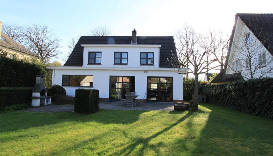 Instapklare villa met vier slaapkamers en een zonnige tuin, gelegen op een gunstige locatie te Vriesdonk.
Via de inkomhal met afzonderlijk toilet en vestiaire betreedt u de woning. Apart bureauruimte (ca. 12 m&sup2;) met ingemaakte kasten. De ruime woon- en e