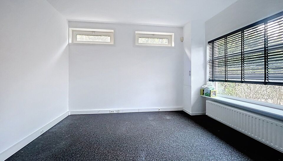 Instapklare villa met vier slaapkamers en een zonnige tuin, gelegen op een gunstige locatie te Vriesdonk.
Via de inkomhal met afzonderlijk toilet en vestiaire betreedt u de woning. Apart bureauruimte (ca. 12 m&sup2;) met ingemaakte kasten. De ruime woon- en e