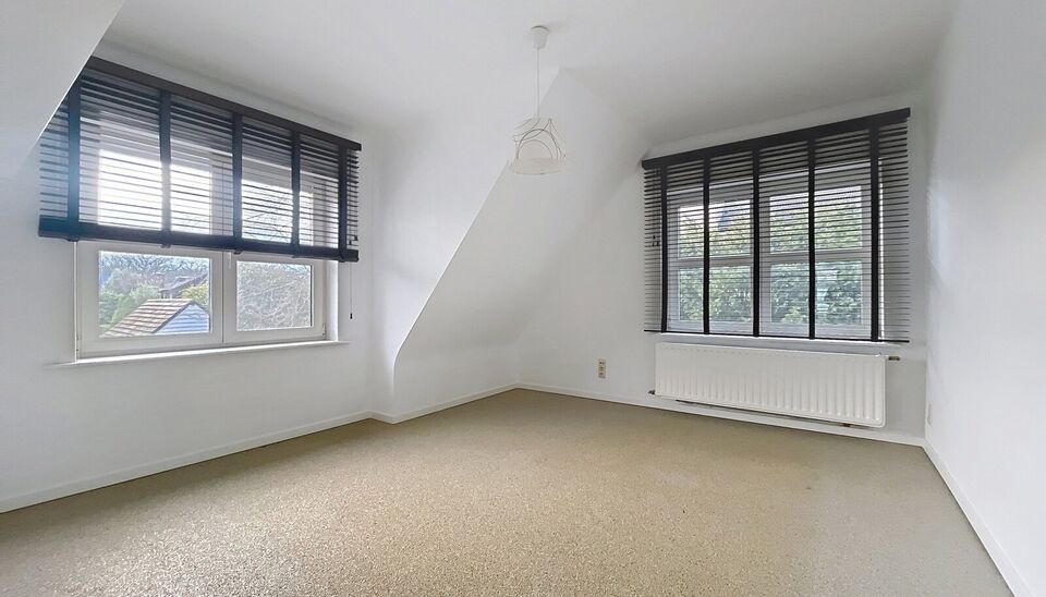 Instapklare villa met vier slaapkamers en een zonnige tuin, gelegen op een gunstige locatie te Vriesdonk.
Via de inkomhal met afzonderlijk toilet en vestiaire betreedt u de woning. Apart bureauruimte (ca. 12 m&sup2;) met ingemaakte kasten. De ruime woon- en e