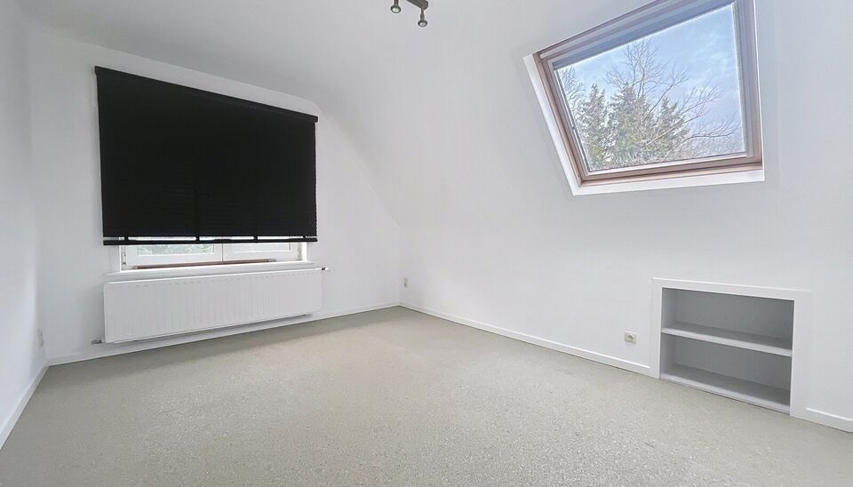 Instapklare villa met vier slaapkamers en een zonnige tuin, gelegen op een gunstige locatie te Vriesdonk.
Via de inkomhal met afzonderlijk toilet en vestiaire betreedt u de woning. Apart bureauruimte (ca. 12 m&sup2;) met ingemaakte kasten. De ruime woon- en e