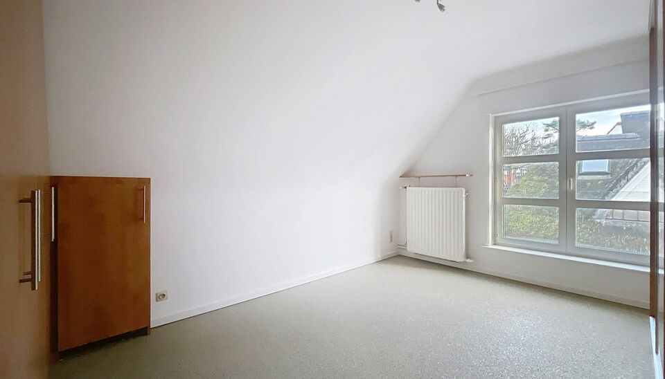 Instapklare villa met vier slaapkamers en een zonnige tuin, gelegen op een gunstige locatie te Vriesdonk.
Via de inkomhal met afzonderlijk toilet en vestiaire betreedt u de woning. Apart bureauruimte (ca. 12 m&sup2;) met ingemaakte kasten. De ruime woon- en e