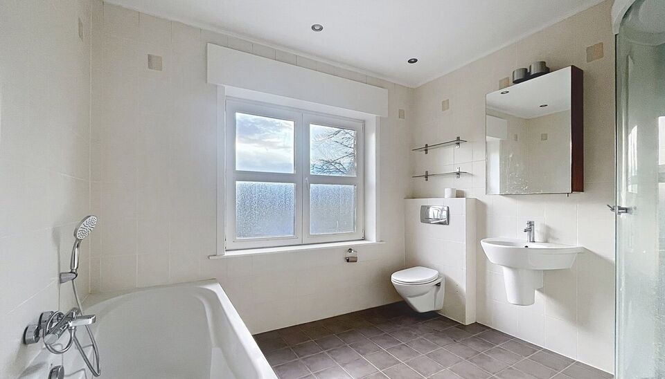 Instapklare villa met vier slaapkamers en een zonnige tuin, gelegen op een gunstige locatie te Vriesdonk.
Via de inkomhal met afzonderlijk toilet en vestiaire betreedt u de woning. Apart bureauruimte (ca. 12 m&sup2;) met ingemaakte kasten. De ruime woon- en e