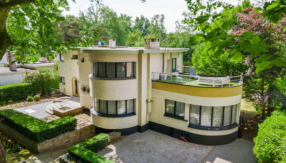Karaktervolle Art-Deco villa met potentieel op toplocatie
In een geliefde en goed bereikbare omgeving vindt u deze ruime villa in authentieke Art-Deco stijl (vroeger dokterswoning)  Dankzij de royale ruimtes en veelzijdige indeling biedt deze woning tal v