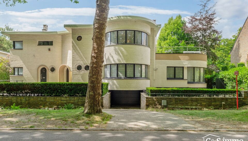 Karaktervolle Art-Deco villa met potentieel op toplocatie
In een geliefde en goed bereikbare omgeving vindt u deze ruime villa in authentieke Art-Deco stijl (vroeger dokterswoning)  Dankzij de royale ruimtes en veelzijdige indeling biedt deze woning tal v