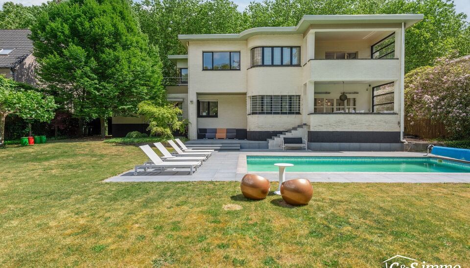 Karaktervolle Art-Deco villa met potentieel op toplocatie
In een geliefde en goed bereikbare omgeving vindt u deze ruime villa in authentieke Art-Deco stijl (vroeger dokterswoning)  Dankzij de royale ruimtes en veelzijdige indeling biedt deze woning tal v