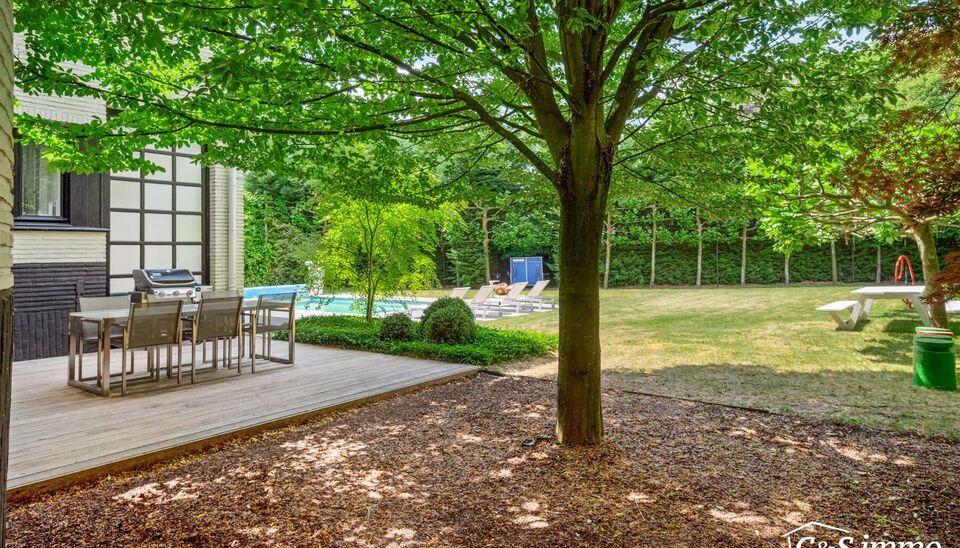 Karaktervolle Art-Deco villa met potentieel op toplocatie
In een geliefde en goed bereikbare omgeving vindt u deze ruime villa in authentieke Art-Deco stijl (vroeger dokterswoning)  Dankzij de royale ruimtes en veelzijdige indeling biedt deze woning tal v