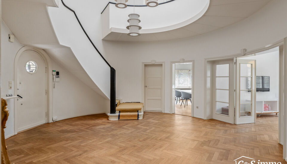 Karaktervolle Art-Deco villa met potentieel op toplocatie
In een geliefde en goed bereikbare omgeving vindt u deze ruime villa in authentieke Art-Deco stijl (vroeger dokterswoning)  Dankzij de royale ruimtes en veelzijdige indeling biedt deze woning tal v