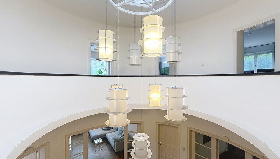Karaktervolle Art-Deco villa met potentieel op toplocatie
In een geliefde en goed bereikbare omgeving vindt u deze ruime villa in authentieke Art-Deco stijl (vroeger dokterswoning)  Dankzij de royale ruimtes en veelzijdige indeling biedt deze woning tal v