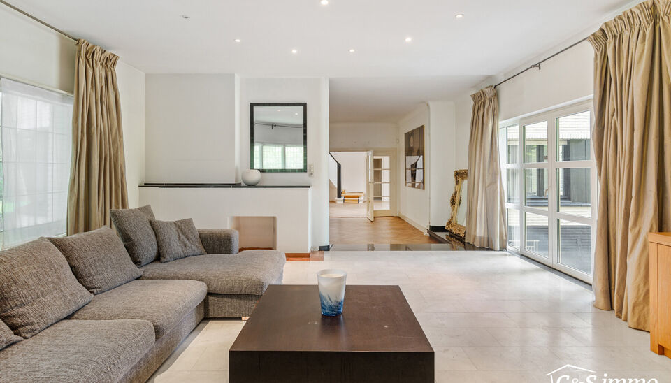 Karaktervolle Art-Deco villa met potentieel op toplocatie
In een geliefde en goed bereikbare omgeving vindt u deze ruime villa in authentieke Art-Deco stijl (vroeger dokterswoning)  Dankzij de royale ruimtes en veelzijdige indeling biedt deze woning tal v