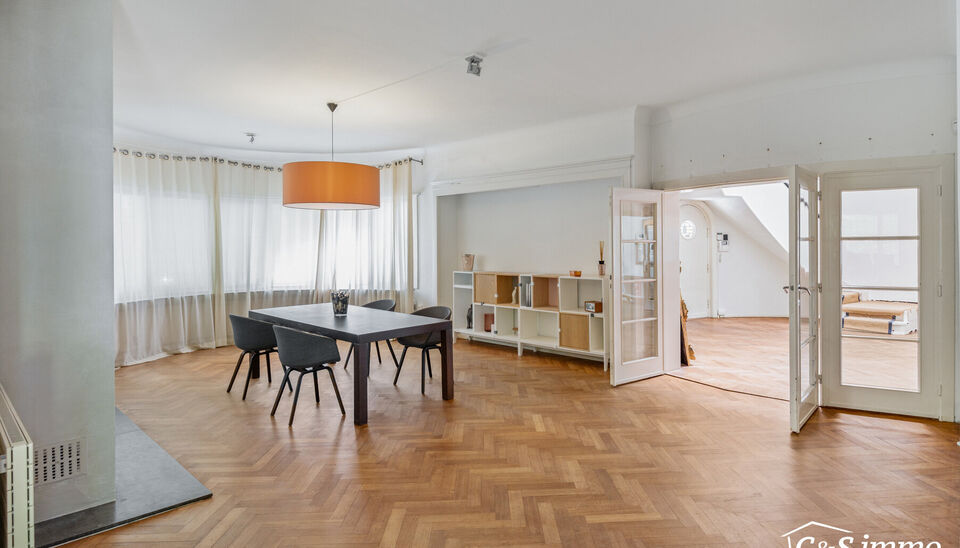 Karaktervolle Art-Deco villa met potentieel op toplocatie
In een geliefde en goed bereikbare omgeving vindt u deze ruime villa in authentieke Art-Deco stijl (vroeger dokterswoning)  Dankzij de royale ruimtes en veelzijdige indeling biedt deze woning tal v