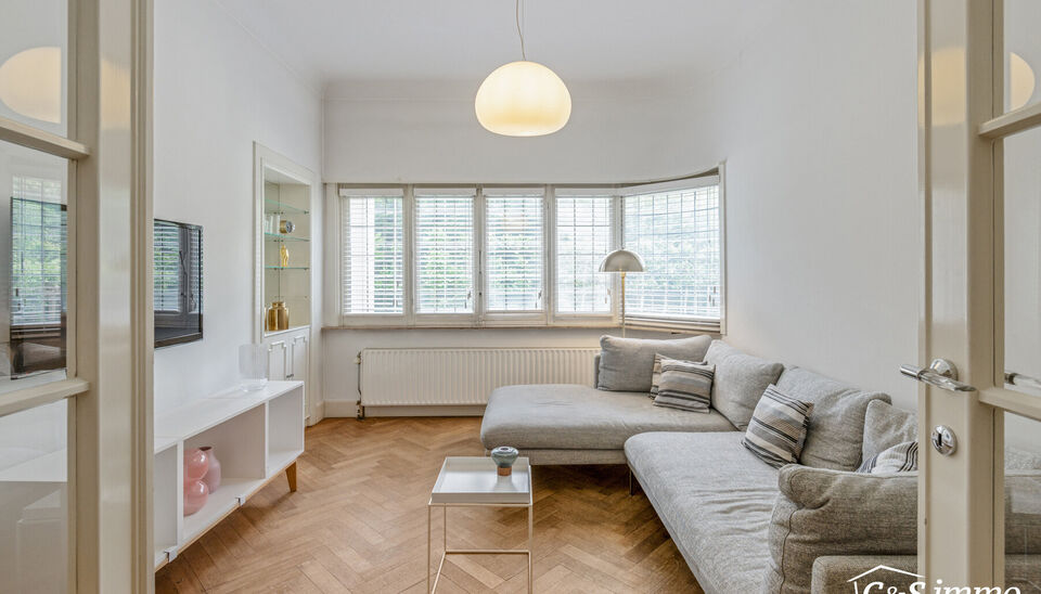 Karaktervolle Art-Deco villa met potentieel op toplocatie
In een geliefde en goed bereikbare omgeving vindt u deze ruime villa in authentieke Art-Deco stijl (vroeger dokterswoning)  Dankzij de royale ruimtes en veelzijdige indeling biedt deze woning tal v