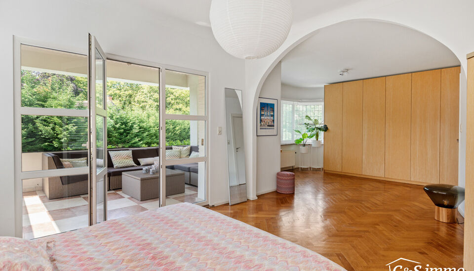 Karaktervolle Art-Deco villa met potentieel op toplocatie
In een geliefde en goed bereikbare omgeving vindt u deze ruime villa in authentieke Art-Deco stijl (vroeger dokterswoning)  Dankzij de royale ruimtes en veelzijdige indeling biedt deze woning tal v