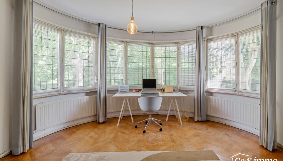 Karaktervolle Art-Deco villa met potentieel op toplocatie
In een geliefde en goed bereikbare omgeving vindt u deze ruime villa in authentieke Art-Deco stijl (vroeger dokterswoning)  Dankzij de royale ruimtes en veelzijdige indeling biedt deze woning tal v
