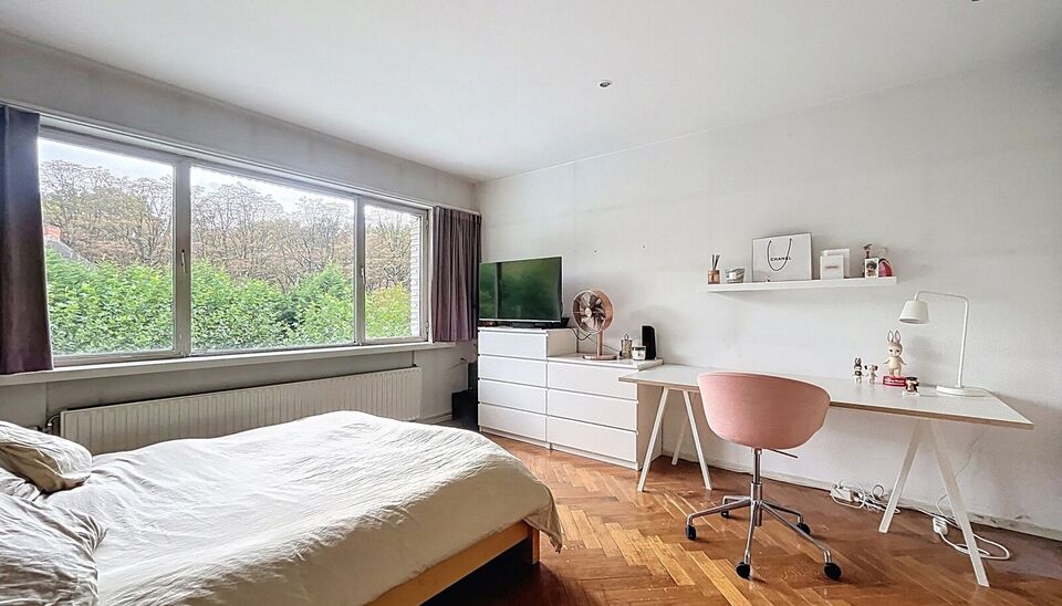 Karaktervolle Art-Deco villa met potentieel op toplocatie
In een geliefde en goed bereikbare omgeving vindt u deze ruime villa in authentieke Art-Deco stijl (vroeger dokterswoning)  Dankzij de royale ruimtes en veelzijdige indeling biedt deze woning tal v