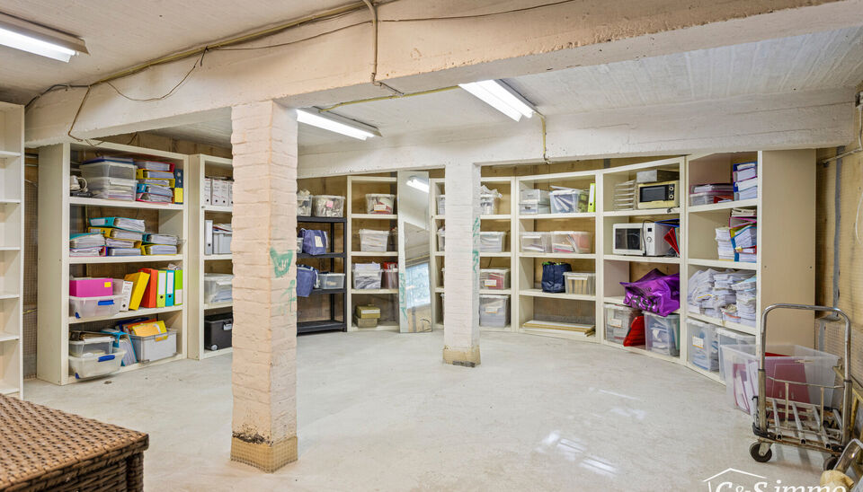 Karaktervolle Art-Deco villa met potentieel op toplocatie
In een geliefde en goed bereikbare omgeving vindt u deze ruime villa in authentieke Art-Deco stijl (vroeger dokterswoning)  Dankzij de royale ruimtes en veelzijdige indeling biedt deze woning tal v