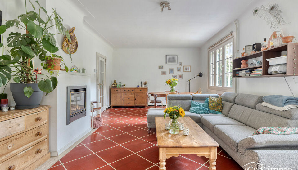 Deze karaktervolle villa met een bewoonbare oppervlakte van maar liefst 300 m² is gelegen op een uitzonderlijk perceel van 2600 m², vlak aan het park van Brasschaat, Elshout en op wandelafstand van het gezellige centrum. Doordat de woning achteraan op h