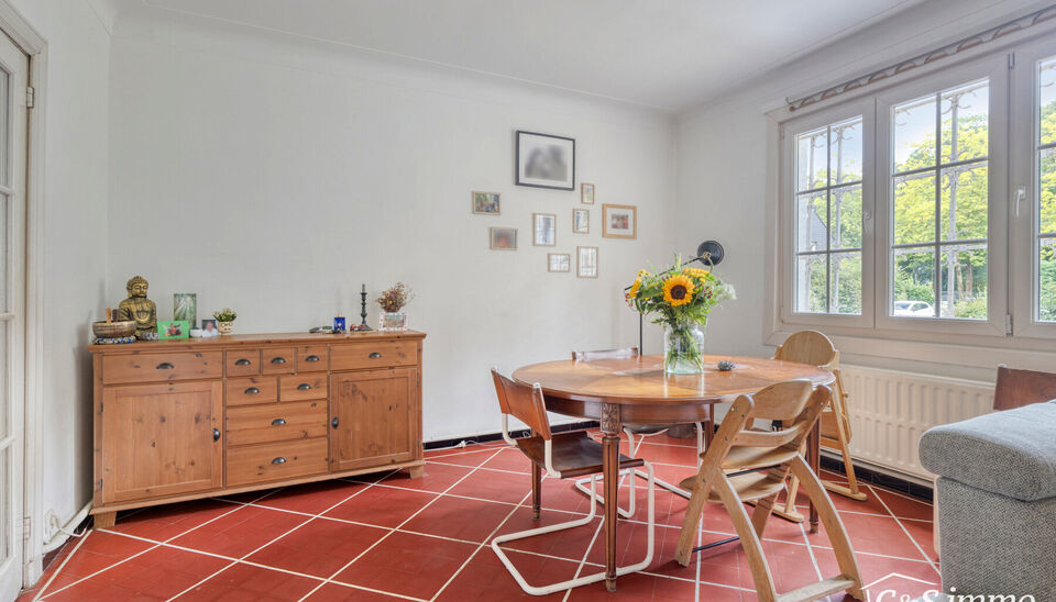 Deze karaktervolle villa met een bewoonbare oppervlakte van maar liefst 300 m² is gelegen op een uitzonderlijk perceel van 2600 m², vlak aan het park van Brasschaat, Elshout en op wandelafstand van het gezellige centrum. Doordat de woning achteraan op h