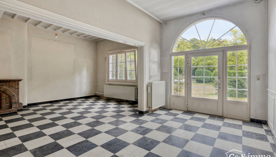 Deze karaktervolle villa met een bewoonbare oppervlakte van maar liefst 300 m² is gelegen op een uitzonderlijk perceel van 2600 m², vlak aan het park van Brasschaat, Elshout en op wandelafstand van het gezellige centrum. Doordat de woning achteraan op h