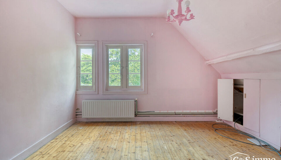 Deze karaktervolle villa met een bewoonbare oppervlakte van maar liefst 300 m² is gelegen op een uitzonderlijk perceel van 2600 m², vlak aan het park van Brasschaat, Elshout en op wandelafstand van het gezellige centrum. Doordat de woning achteraan op h