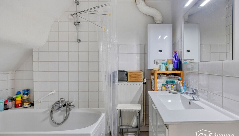 Deze karaktervolle villa met een bewoonbare oppervlakte van maar liefst 300 m² is gelegen op een uitzonderlijk perceel van 2600 m², vlak aan het park van Brasschaat, Elshout en op wandelafstand van het gezellige centrum. Doordat de woning achteraan op h