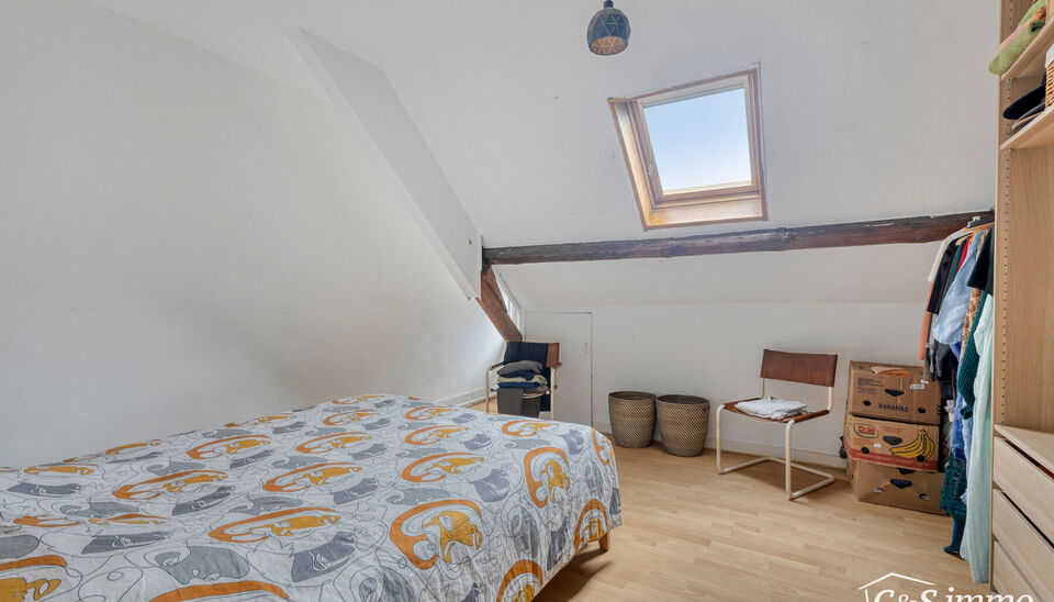 Deze karaktervolle villa met een bewoonbare oppervlakte van maar liefst 300 m² is gelegen op een uitzonderlijk perceel van 2600 m², vlak aan het park van Brasschaat, Elshout en op wandelafstand van het gezellige centrum. Doordat de woning achteraan op h