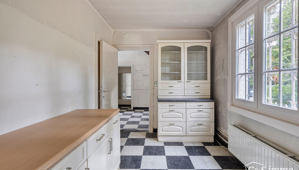 Deze karaktervolle villa met een bewoonbare oppervlakte van maar liefst 300 m² is gelegen op een uitzonderlijk perceel van 2600 m², vlak aan het park van Brasschaat, Elshout en op wandelafstand van het gezellige centrum. Doordat de woning achteraan op h