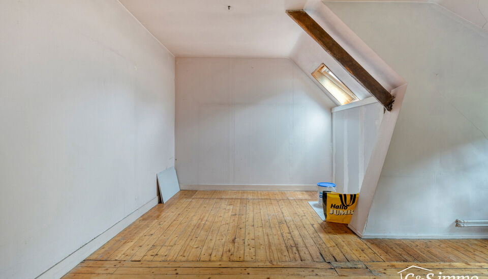 Deze karaktervolle villa met een bewoonbare oppervlakte van maar liefst 300 m² is gelegen op een uitzonderlijk perceel van 2600 m², vlak aan het park van Brasschaat, Elshout en op wandelafstand van het gezellige centrum. Doordat de woning achteraan op h