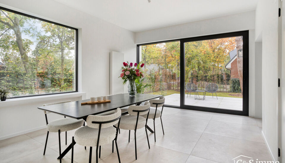 Een lichtrijke karaktervolle open bebouwing met zonnige tuin op 560m². De woning is gerenoveerd in 2025 en gelegen op de grens met Vriesdonk op wandelafstand van het centrum.
De lichtrijke inkomhal verwelkomt u en zet meteen de toon voor het warme interi