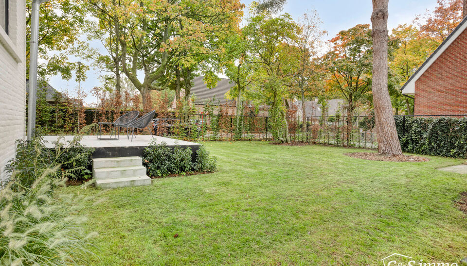 Een lichtrijke karaktervolle open bebouwing met zonnige tuin op 560m². De woning is gerenoveerd in 2025 en gelegen op de grens met Vriesdonk op wandelafstand van het centrum.
De lichtrijke inkomhal verwelkomt u en zet meteen de toon voor het warme interi