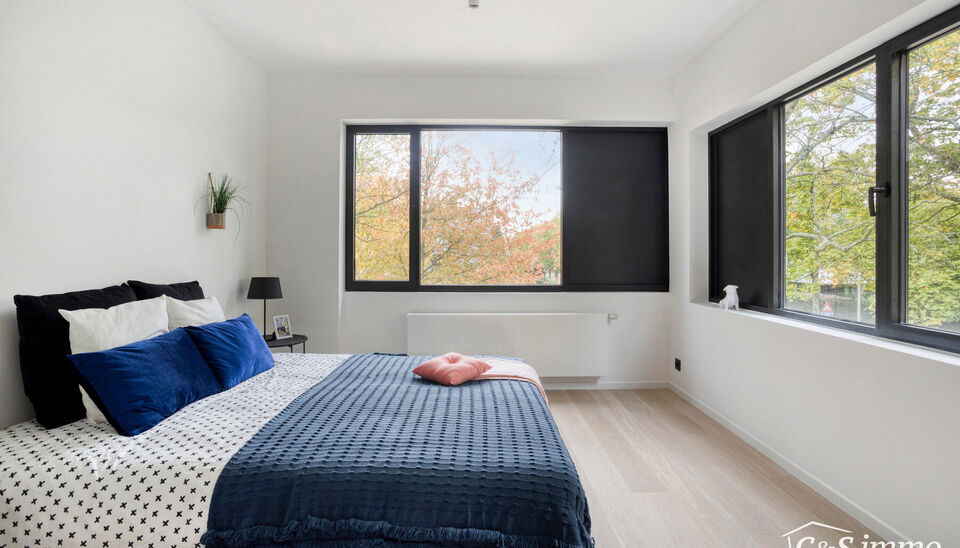 Een lichtrijke karaktervolle open bebouwing met zonnige tuin op 560m². De woning is gerenoveerd in 2025 en gelegen op de grens met Vriesdonk op wandelafstand van het centrum.
De lichtrijke inkomhal verwelkomt u en zet meteen de toon voor het warme interi