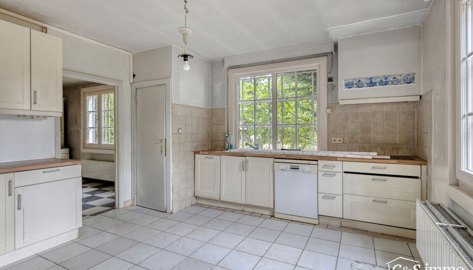 OPENDEURDAG ZATERDAG 10 JANUARI VAN 10U TOT 12U
Deze karaktervolle villa met een bewoonbare oppervlakte van maar liefst 300 m&sup2; is gelegen op een uitzonderlijk perceel van 2600 m&sup2;, vlak aan het park van Brasschaat, Elshout en op wandelafstand van het gez