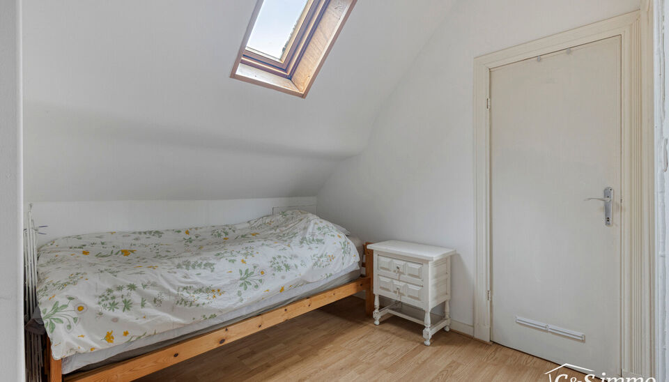 OPENDEURDAG ZATERDAG 10 JANUARI VAN 10U TOT 12U
Deze karaktervolle villa met een bewoonbare oppervlakte van maar liefst 300 m&sup2; is gelegen op een uitzonderlijk perceel van 2600 m&sup2;, vlak aan het park van Brasschaat, Elshout en op wandelafstand van het gez