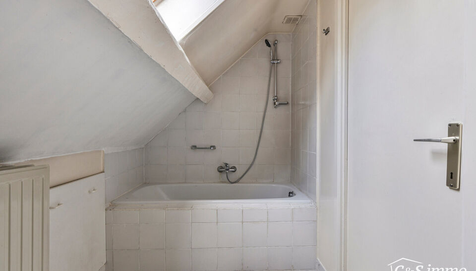 OPENDEURDAG ZATERDAG 10 JANUARI VAN 10U TOT 12U
Deze karaktervolle villa met een bewoonbare oppervlakte van maar liefst 300 m&sup2; is gelegen op een uitzonderlijk perceel van 2600 m&sup2;, vlak aan het park van Brasschaat, Elshout en op wandelafstand van het gez