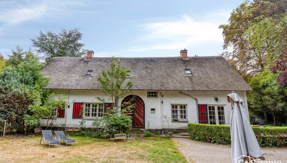 OPENDEURDAG ZATERDAG 10 JANUARI VAN 10U TOT 12U
Deze karaktervolle villa met een bewoonbare oppervlakte van maar liefst 300 m&sup2; is gelegen op een uitzonderlijk perceel van 2600 m&sup2;, vlak aan het park van Brasschaat, Elshout en op wandelafstand van het gez