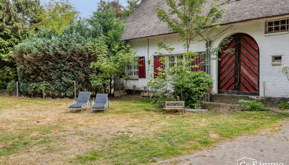 OPENDEURDAG ZATERDAG 10 JANUARI VAN 10U TOT 12U
Deze karaktervolle villa met een bewoonbare oppervlakte van maar liefst 300 m&sup2; is gelegen op een uitzonderlijk perceel van 2600 m&sup2;, vlak aan het park van Brasschaat, Elshout en op wandelafstand van het gez