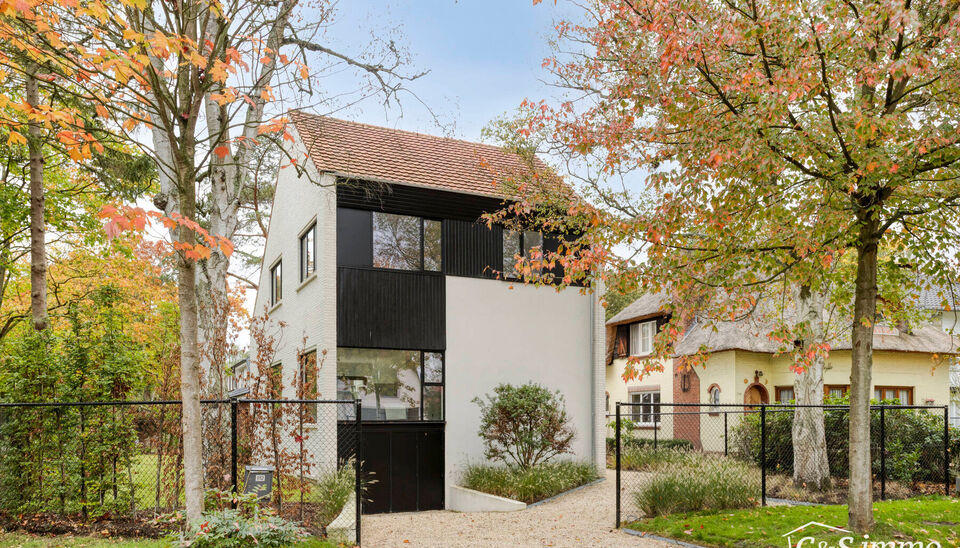 Een lichtrijke karaktervolle open bebouwing met zonnige tuin op 560m&sup2;. De woning is gerenoveerd in 2025 en gelegen op de grens met Vriesdonk op wandelafstand van het centrum.
De lichtrijke inkomhal verwelkomt u en zet meteen de toon voor het warme interi