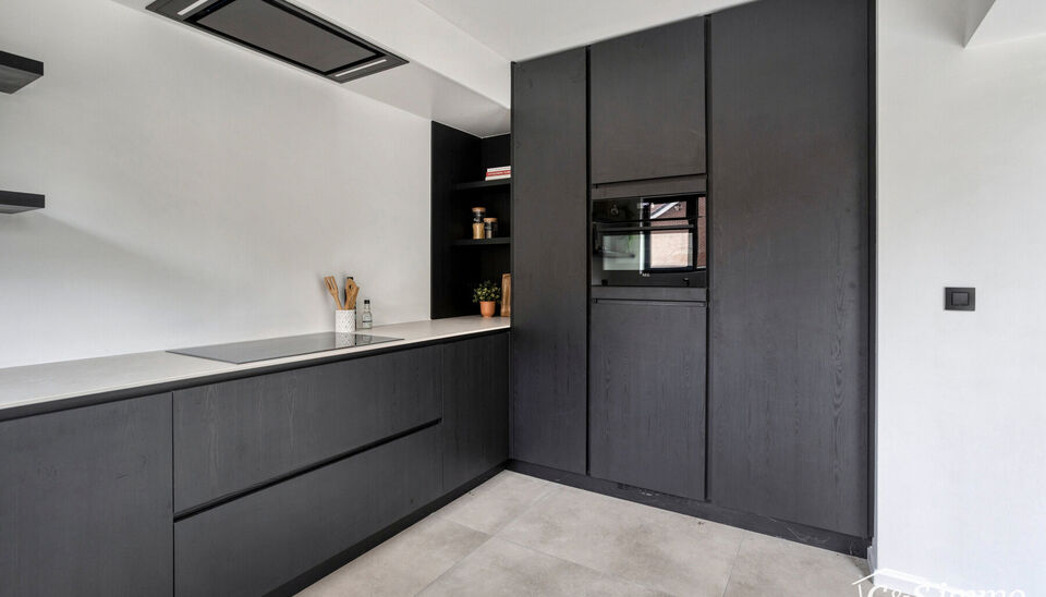 Een lichtrijke karaktervolle open bebouwing met zonnige tuin op 560m&sup2;. De woning is gerenoveerd in 2025 en gelegen op de grens met Vriesdonk op wandelafstand van het centrum.
De lichtrijke inkomhal verwelkomt u en zet meteen de toon voor het warme interi