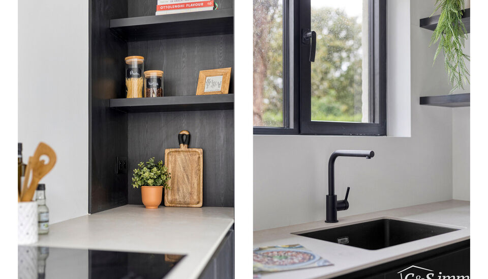 Een lichtrijke karaktervolle open bebouwing met zonnige tuin op 560m&sup2;. De woning is gerenoveerd in 2025 en gelegen op de grens met Vriesdonk op wandelafstand van het centrum.
De lichtrijke inkomhal verwelkomt u en zet meteen de toon voor het warme interi