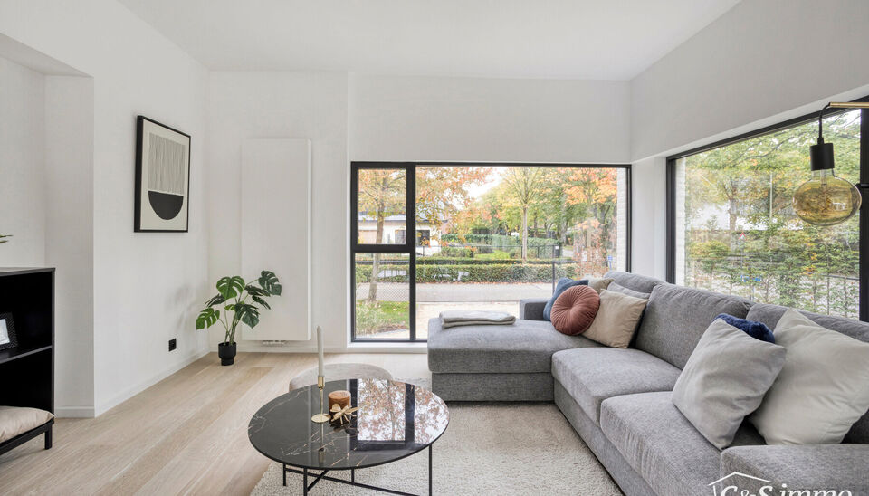 Een lichtrijke karaktervolle open bebouwing met zonnige tuin op 560m&sup2;. De woning is gerenoveerd in 2025 en gelegen op de grens met Vriesdonk op wandelafstand van het centrum.
De lichtrijke inkomhal verwelkomt u en zet meteen de toon voor het warme interi