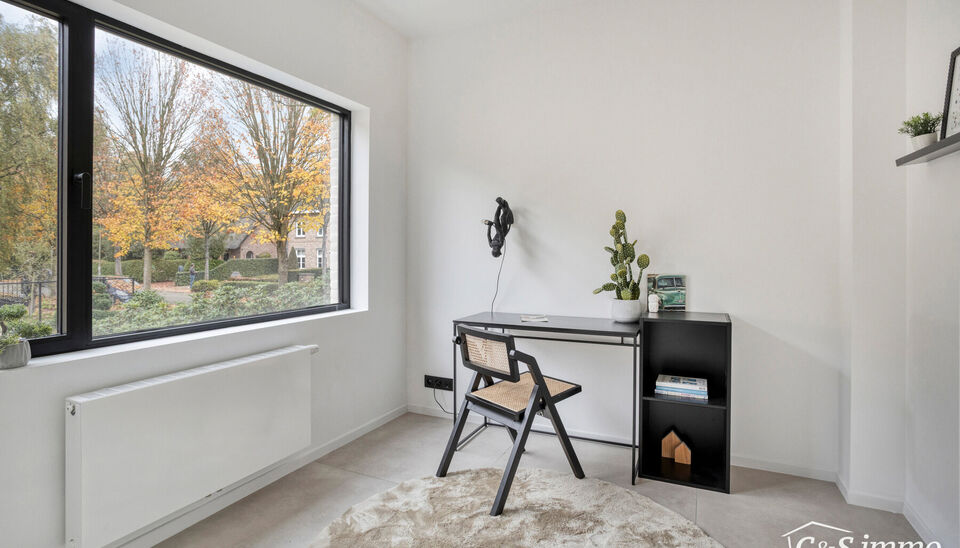 Een lichtrijke karaktervolle open bebouwing met zonnige tuin op 560m&sup2;. De woning is gerenoveerd in 2025 en gelegen op de grens met Vriesdonk op wandelafstand van het centrum.
De lichtrijke inkomhal verwelkomt u en zet meteen de toon voor het warme interi