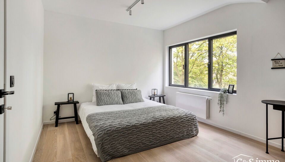 Een lichtrijke karaktervolle open bebouwing met zonnige tuin op 560m&sup2;. De woning is gerenoveerd in 2025 en gelegen op de grens met Vriesdonk op wandelafstand van het centrum.
De lichtrijke inkomhal verwelkomt u en zet meteen de toon voor het warme interi