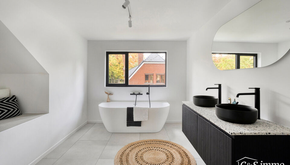 Een lichtrijke karaktervolle open bebouwing met zonnige tuin op 560m&sup2;. De woning is gerenoveerd in 2025 en gelegen op de grens met Vriesdonk op wandelafstand van het centrum.
De lichtrijke inkomhal verwelkomt u en zet meteen de toon voor het warme interi