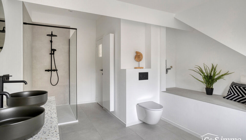 Een lichtrijke karaktervolle open bebouwing met zonnige tuin op 560m&sup2;. De woning is gerenoveerd in 2025 en gelegen op de grens met Vriesdonk op wandelafstand van het centrum.
De lichtrijke inkomhal verwelkomt u en zet meteen de toon voor het warme interi