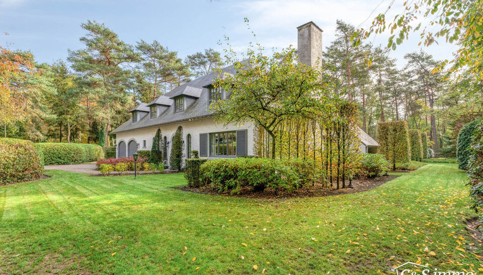 Stijlvolle en energiezuinige villa op 4.100 m² grond in een groene omgeving op wandelafstand van de Uitlegger.
In een rustige, residentiële straat, omgeven door groen en rust, bevindt zich deze ruime en goed onderhouden villa op een prachtig ZO-perceel 