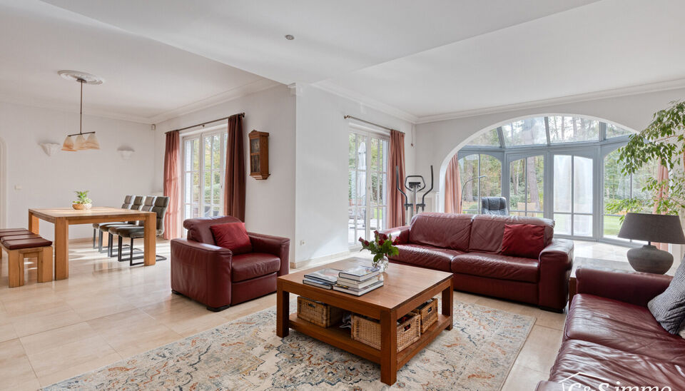 Stijlvolle en energiezuinige villa op 4.100 m² grond in een groene omgeving op wandelafstand van de Uitlegger.
In een rustige, residentiële straat, omgeven door groen en rust, bevindt zich deze ruime en goed onderhouden villa op een prachtig ZO-perceel 