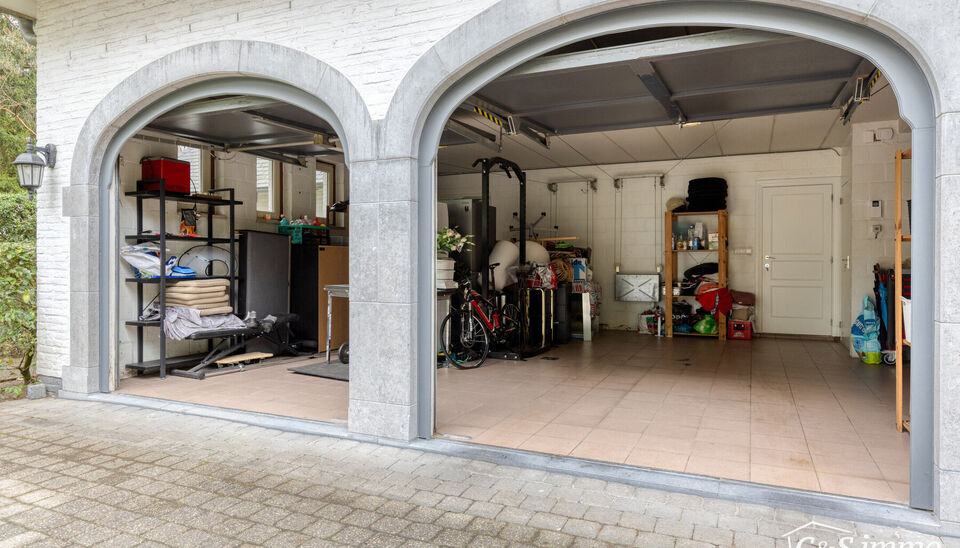 Stijlvolle en energiezuinige villa op 4.100 m² grond in een groene omgeving op wandelafstand van de Uitlegger.
In een rustige, residentiële straat, omgeven door groen en rust, bevindt zich deze ruime en goed onderhouden villa op een prachtig ZO-perceel 