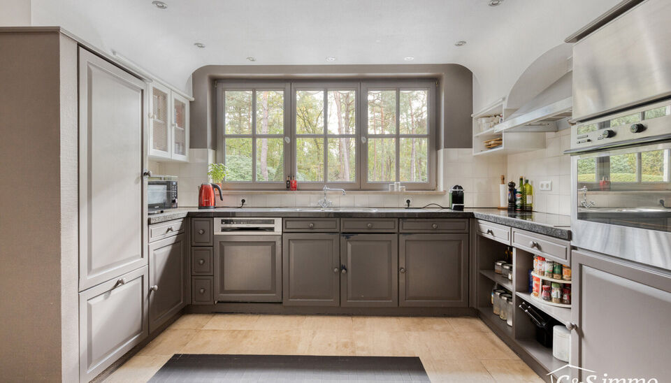 Stijlvolle en energiezuinige villa op 4.100 m² grond in een groene omgeving op wandelafstand van de Uitlegger.
In een rustige, residentiële straat, omgeven door groen en rust, bevindt zich deze ruime en goed onderhouden villa op een prachtig ZO-perceel 