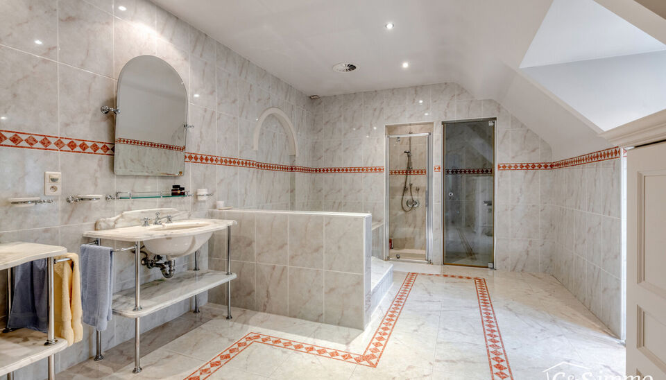 Stijlvolle en energiezuinige villa op 4.100 m² grond in een groene omgeving op wandelafstand van de Uitlegger.
In een rustige, residentiële straat, omgeven door groen en rust, bevindt zich deze ruime en goed onderhouden villa op een prachtig ZO-perceel 